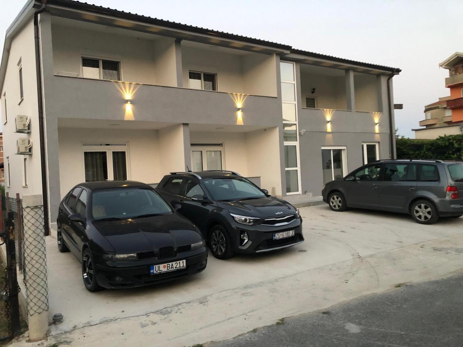 Adla Apartmani 울친 외부 사진